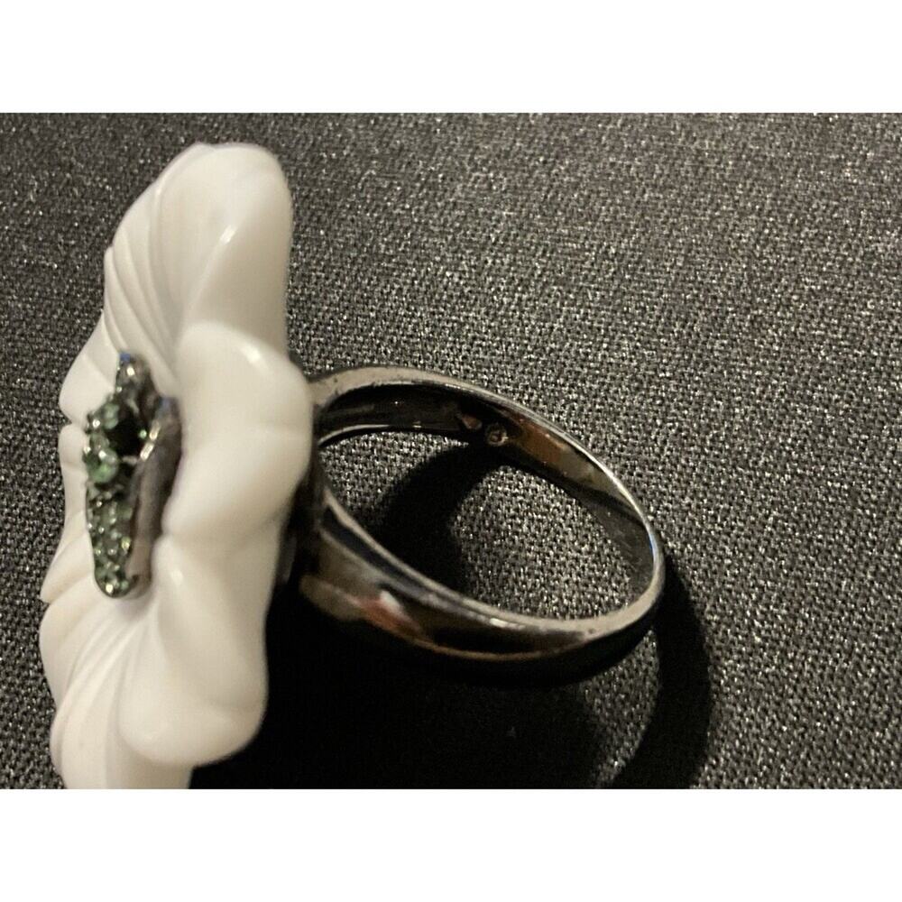 Size 9.25 Silver 925 Rodium Plated Porcelain Flower Ring W/ Emerald Center - Picture 5 of 6